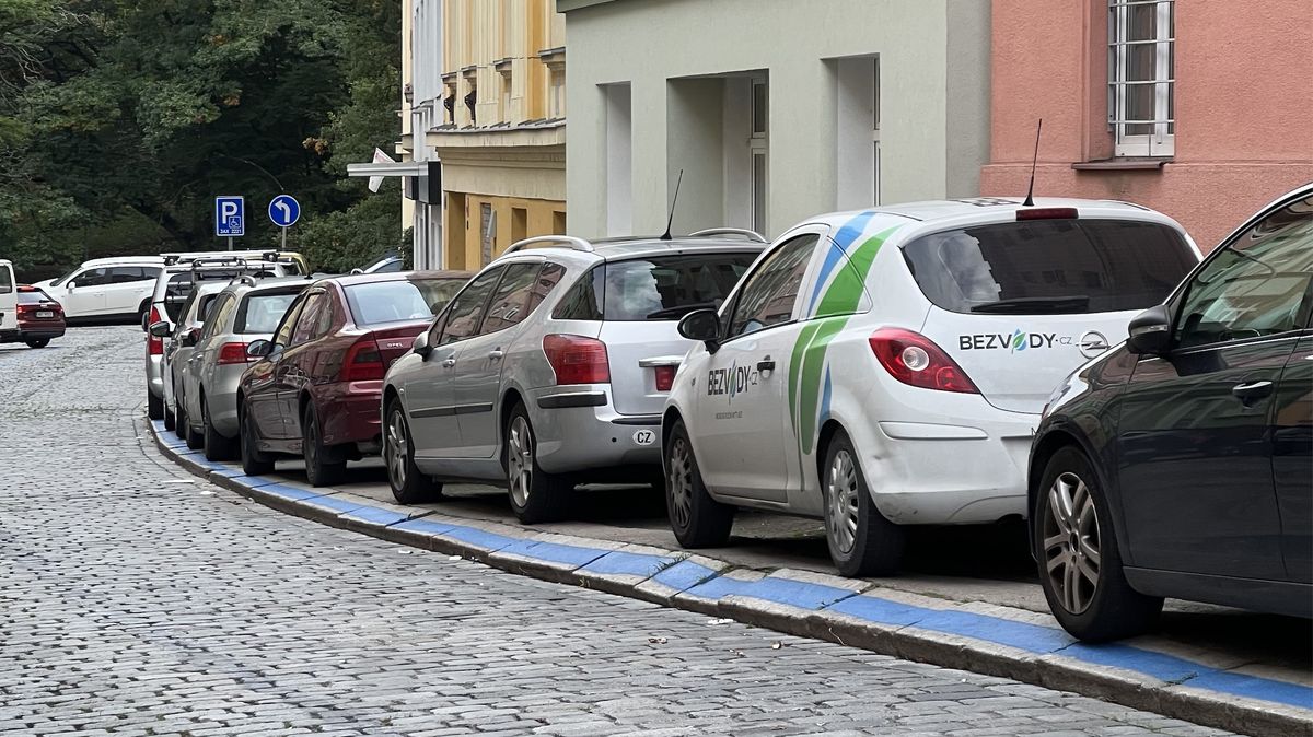 Praha plánuje zdražit platby za odtahy vozidel a jejich parkování